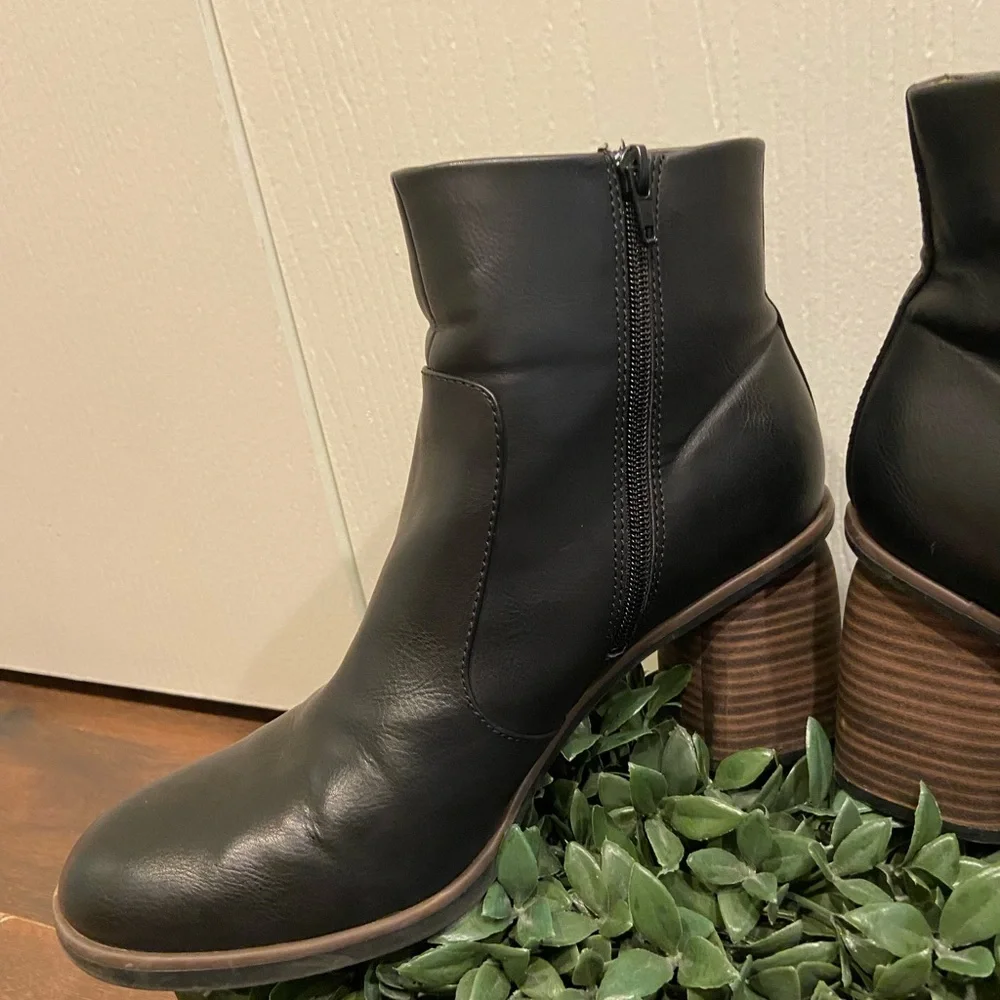 Korks Women's Destiny Block Heel Bootie Sz 11 Brown Ankle Boot Brown Zip Close